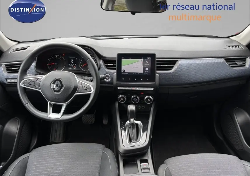 Intérieur avant du Renault Arkana 2022 avec tableau de bord noir, volant multifonction et écran central tactile.
