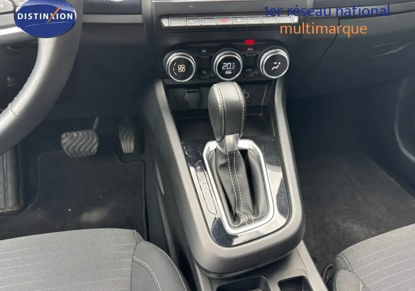 Le levier de vitesses automatique et la console centrale du Renault Arkana noir métal vus de l'intérieur côté conducteur.