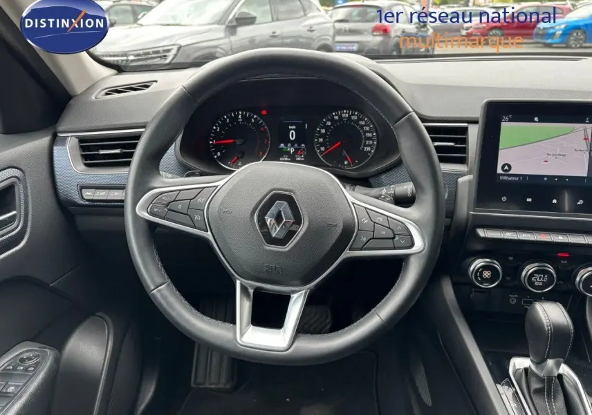 Vue intérieure centrée sur le volant Renault Arkana noir métal 2022 avec tableau de bord et écran tactile visible.