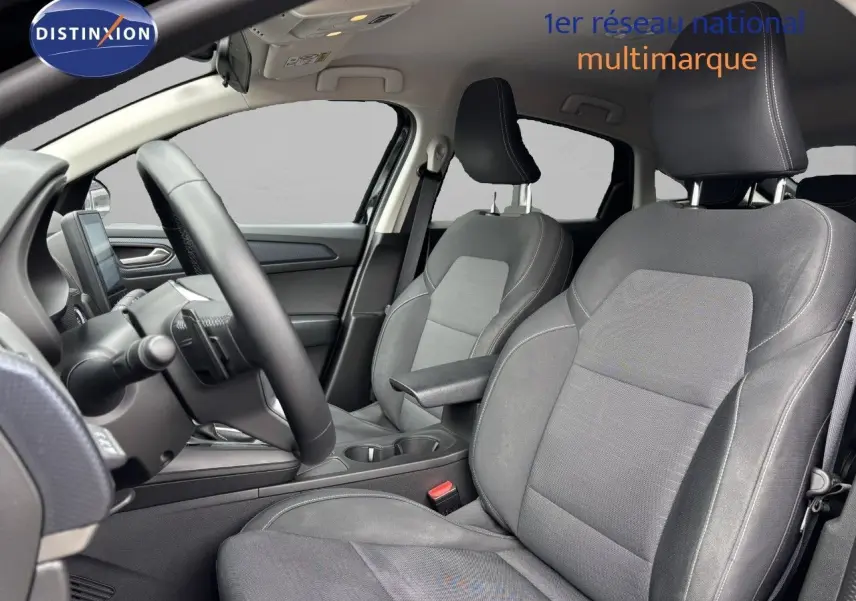 Vue intérieure côté conducteur du Renault Arkana 2022 avec sièges tissu gris et volant multifonction noir.