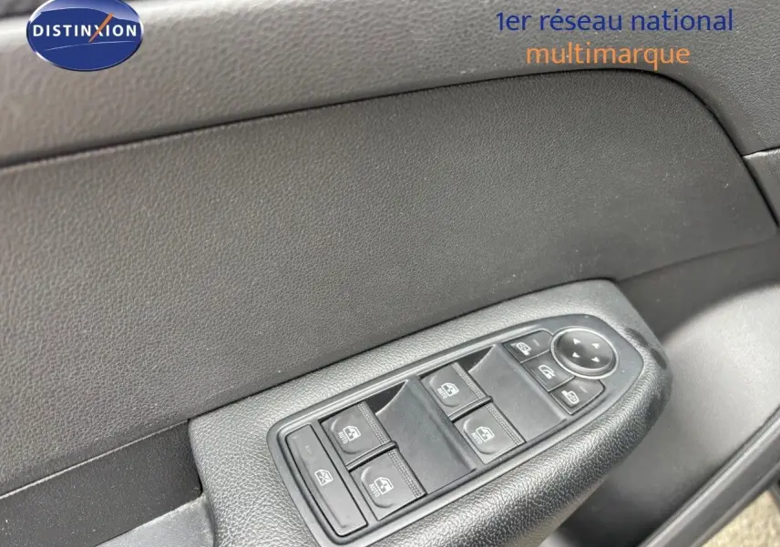 Gros plan sur les commandes des vitres électriques et rétroviseurs côté conducteur du Renault Arkana noir métal 2022.
