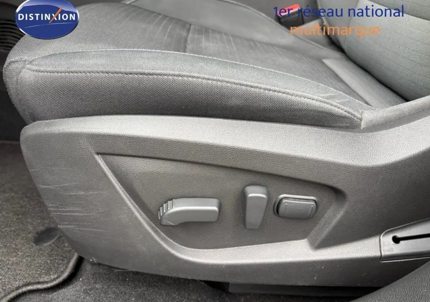 Détail des commandes de réglage électrique du siège conducteur en tissu gris du Renault Arkana noir métal 2022.