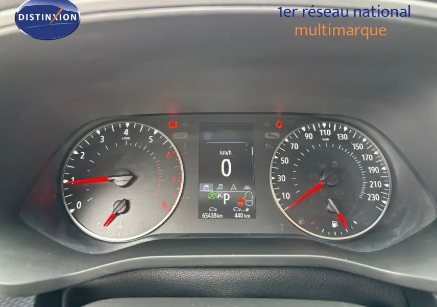 Tableau de bord de Renault Arkana noir métal 2022, vue frontale sur compteurs et écran digital au repos.