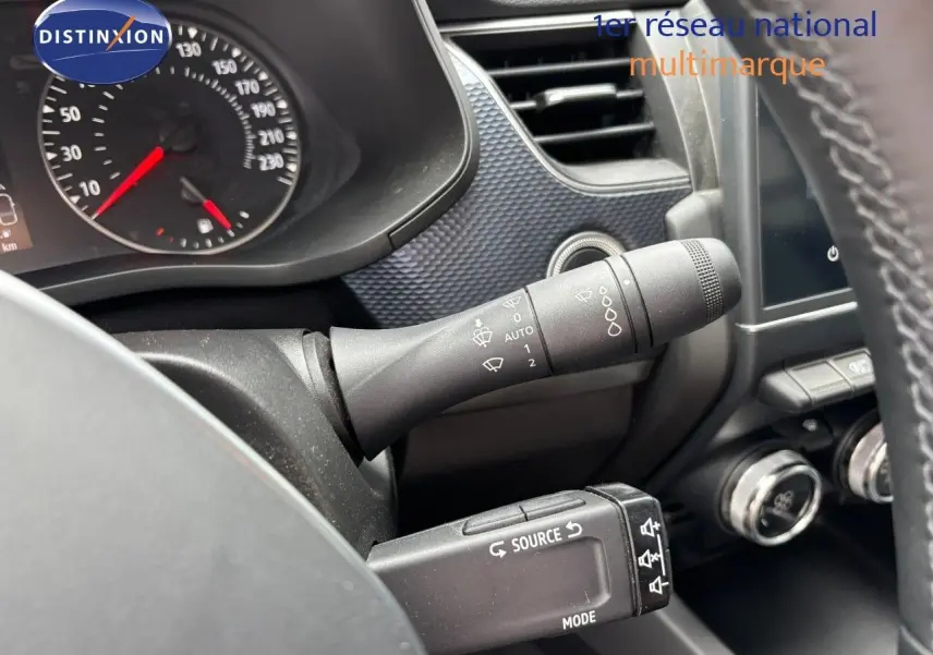 Gros plan sur les commandes au volant et le tableau de bord noir du Renault Arkana 2022, version Business.