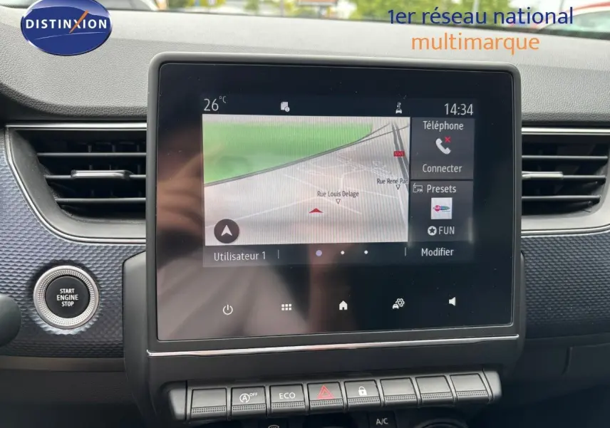 Écran tactile central avec navigation et commandes climatisation dans le tableau de bord du Renault Arkana noir métal 2022.