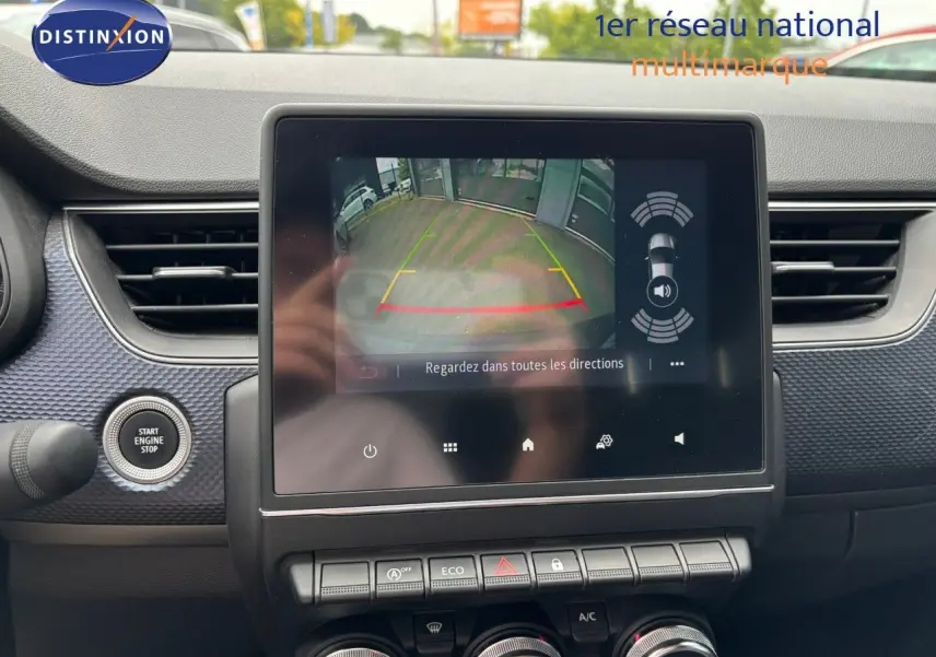 Écran central affichant la caméra de recul dans l’habitacle d’un Renault Arkana noir métal 2022.