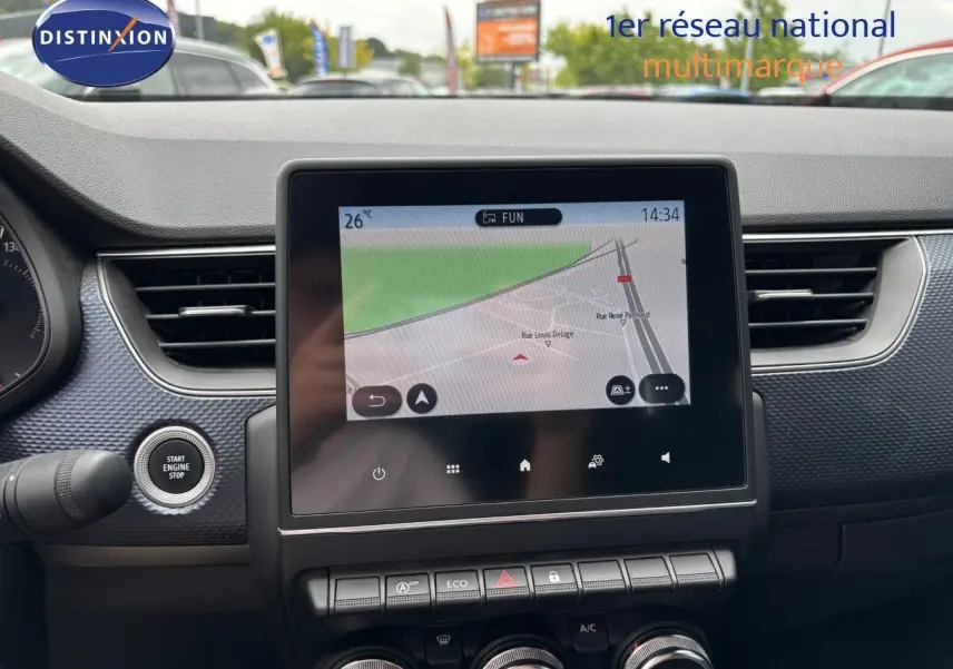 Vue intérieure du tableau de bord du Renault Arkana 2022 avec écran tactile central affichant la navigation et bouton start/stop.