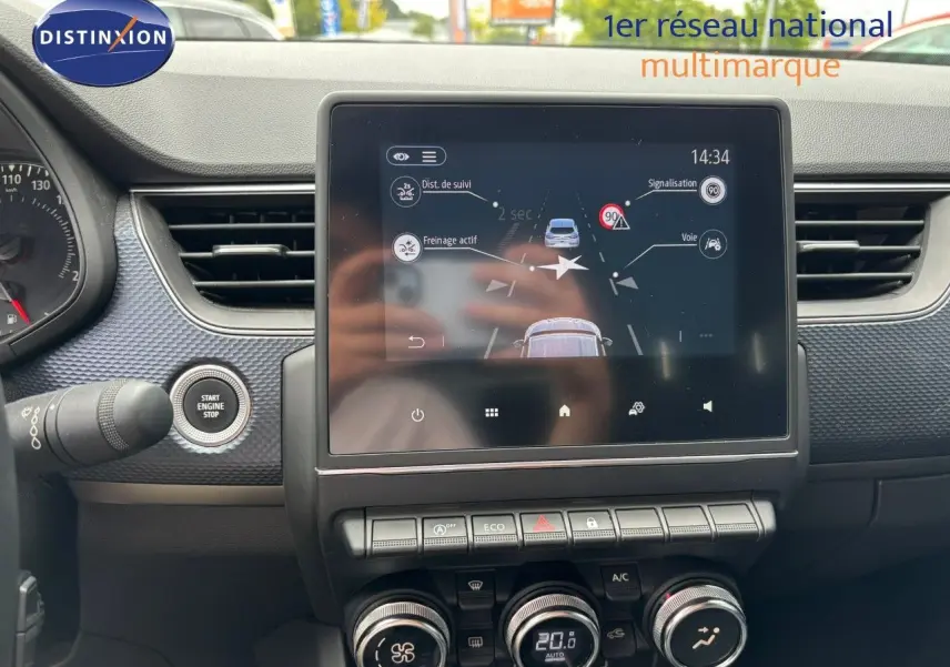 Tableau de bord et écran tactile du Renault Arkana 2022 essence noir métal, vue centrée sur la console centrale.