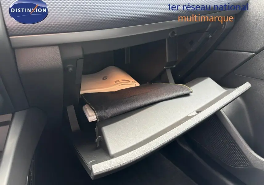 Gant de boîte à gants ouvert côté passager dans l'habitacle d'une Renault Arkana noir métal 2022.