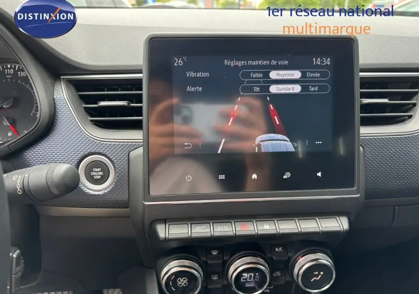 Intérieur du Renault Arkana 2022 noir métal, vue sur le tableau de bord avec écran tactile et commandes de climatisation.