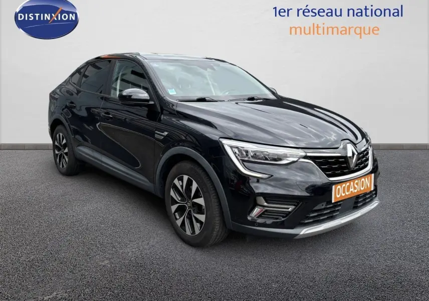Renault Arkana noir métal en 3/4 avant droit, avec calandre distinctive et jantes bi-ton visibles.