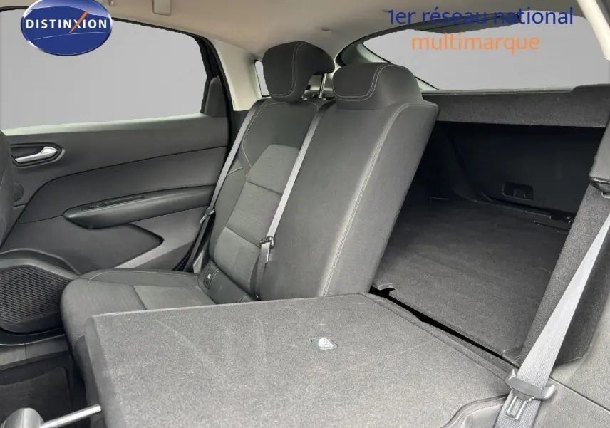 Vue intérieure côté droit du Renault Arkana 2022 noir métal, sièges arrière rabattus dévoilant le coffre spacieux.