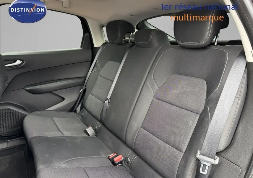 Vue intérieure côté gauche des sièges arrière en tissu gris foncé du Renault Arkana noir métal 2022 finition Business