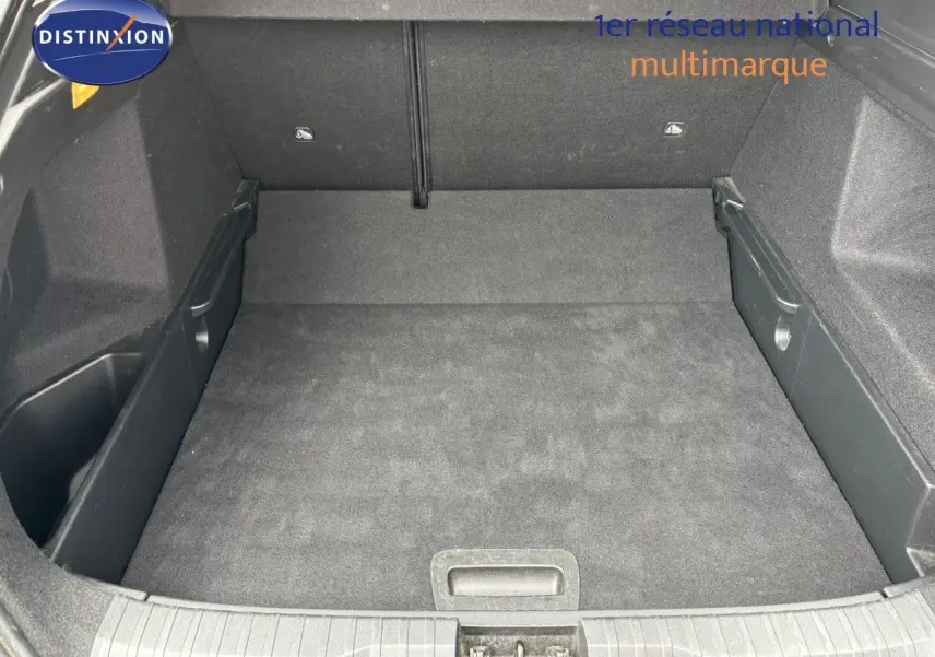 Coffre spacieux et propre du Renault Arkana noir métal, vue intérieure depuis l'ouverture arrière.