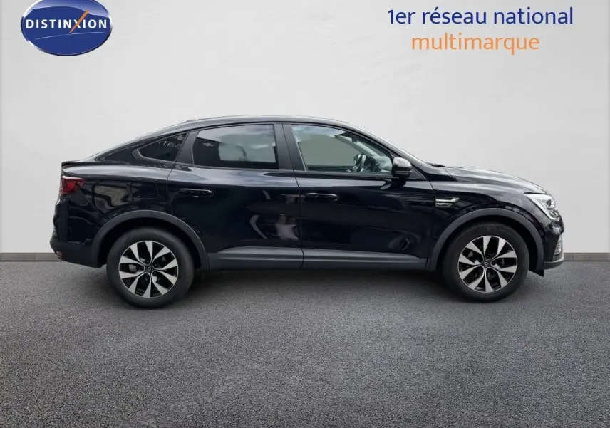 Profil côté droit d'un Renault Arkana noir métal 2022, SUV compact avec lignes fluides et jantes bi-ton.