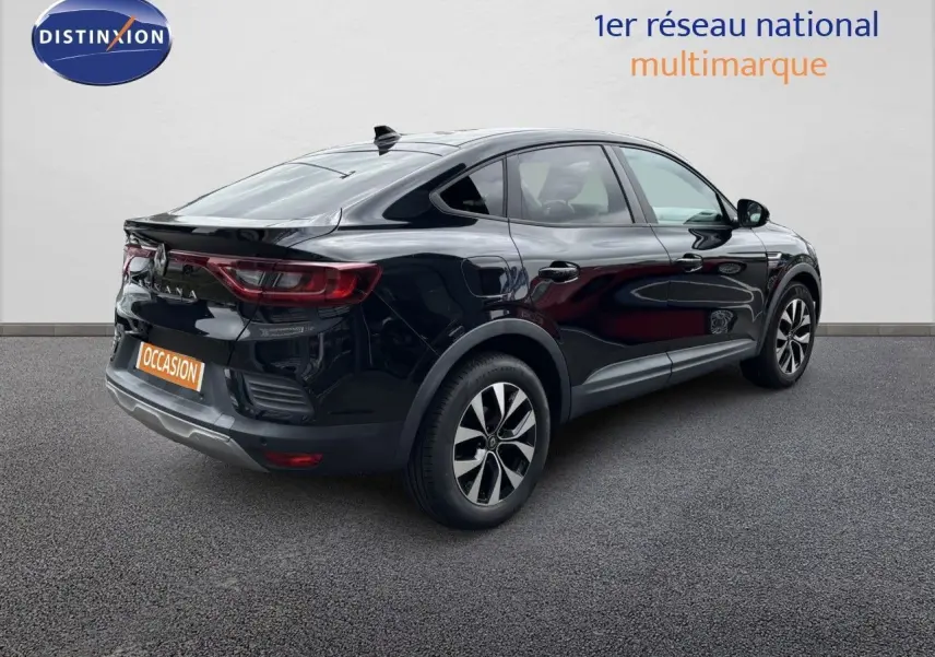Renault Arkana noir métal vu en 3/4 arrière droit, soulignant ses lignes fluides et ses jantes bi-ton.