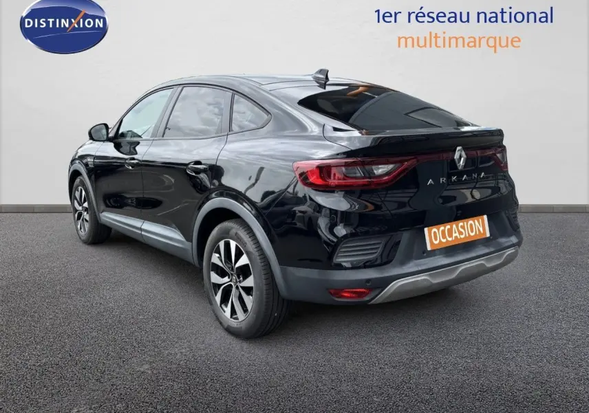 Renault Arkana noir métal 2022 vu en 3/4 arrière côté gauche avec feux LED et jantes bi-ton 17 pouces.