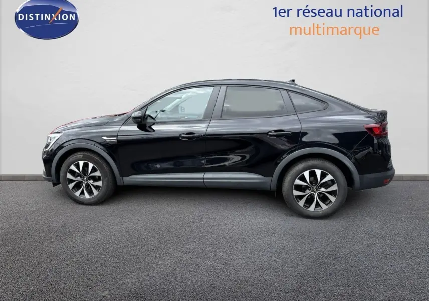 Profil côté gauche du Renault Arkana noir métal 2022, version Business avec jantes bi-ton et lignes fluides.