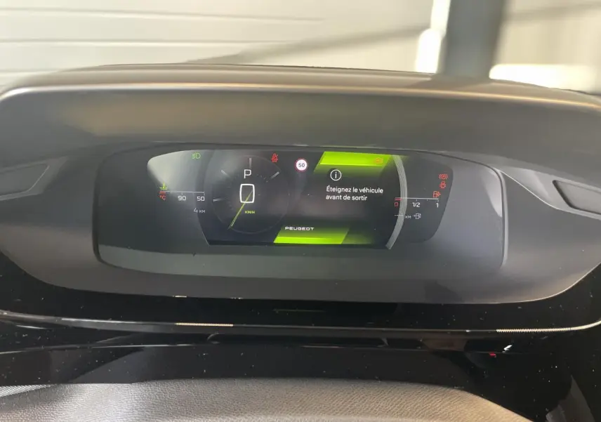 Combiné numérique 10 pouces du tableau de bord de la Peugeot 308 GT 2025 affichant un message d'arrêt du véhicule.