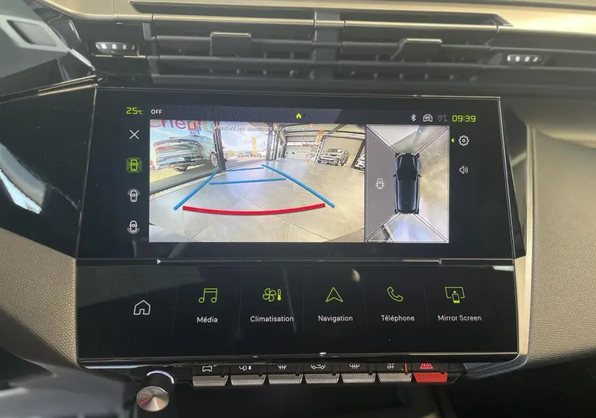 Écran tactile intérieur de la Peugeot 308 2025 affichant la caméra de recul et la vue à 360° du véhicule.