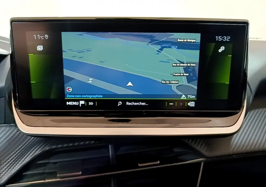 Écran tactile central de 17,8 cm affichant la navigation dans l'habitacle d'une Peugeot 208 jaune 2023.