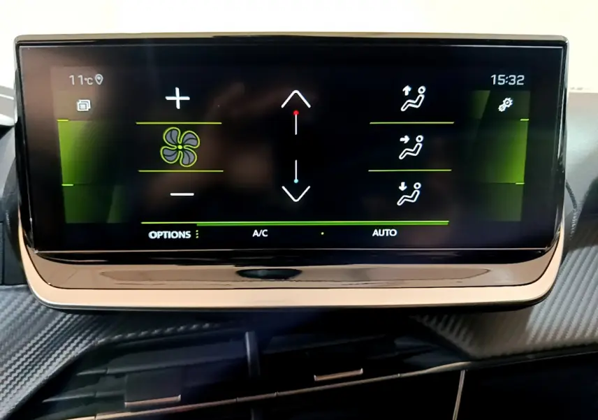 Écran tactile central du tableau de bord de la Peugeot 208 jaune 2023 affichant les réglages de climatisation automatique.