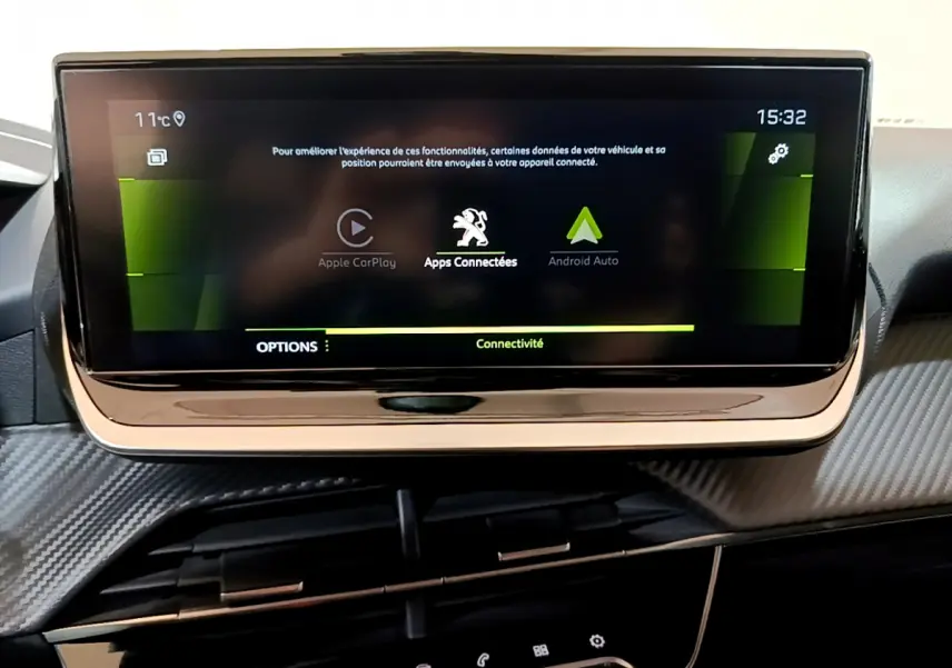 Écran tactile central de la Peugeot 208 jaune 2023 affichant les options Apple CarPlay et Android Auto.