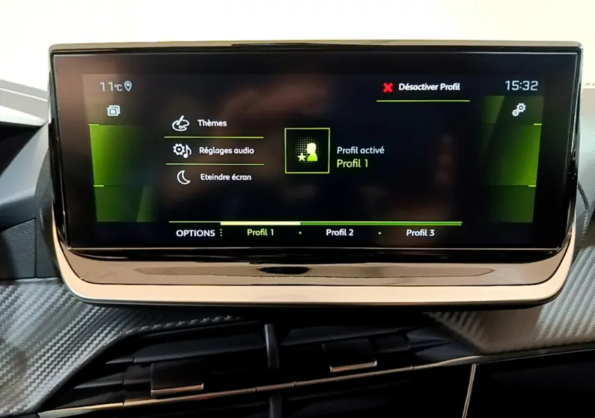 Écran tactile central de 17,8 cm dans l'habitacle d'une Peugeot 208 jaune, affichant les réglages de profil utilisateur.