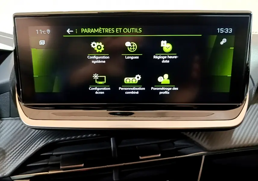 Écran tactile central 17,8 cm affichant les paramètres du système dans l'habitacle de la Peugeot 208 jaune.