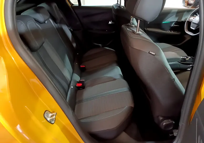 Vue intérieure arrière gauche des sièges noirs du PEUGEOT 208 jaune 2023 avec détails des appuie-têtes et portières ouvertes