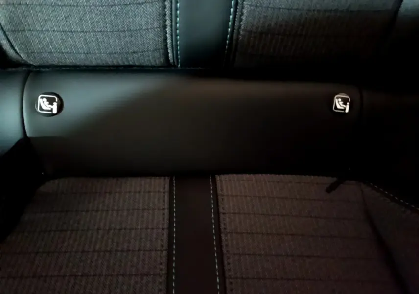Détail de la banquette arrière noire avec fixation Isofix sur la PEUGEOT 208 jaune vue de face.