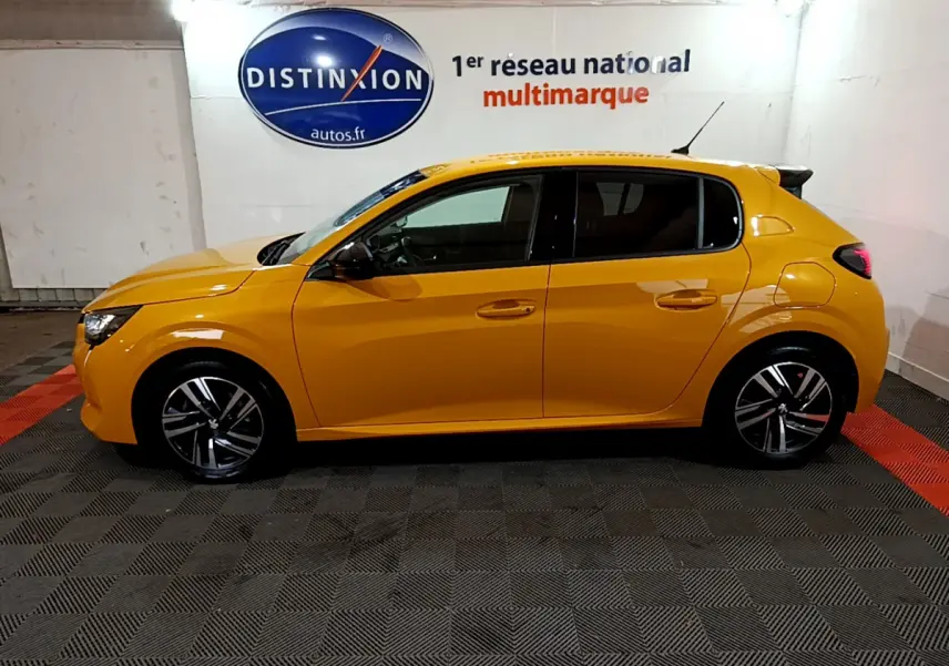 Peugeot 208 jaune vue de profil côté gauche dans un showroom avec jantes alliage et vitres teintées.