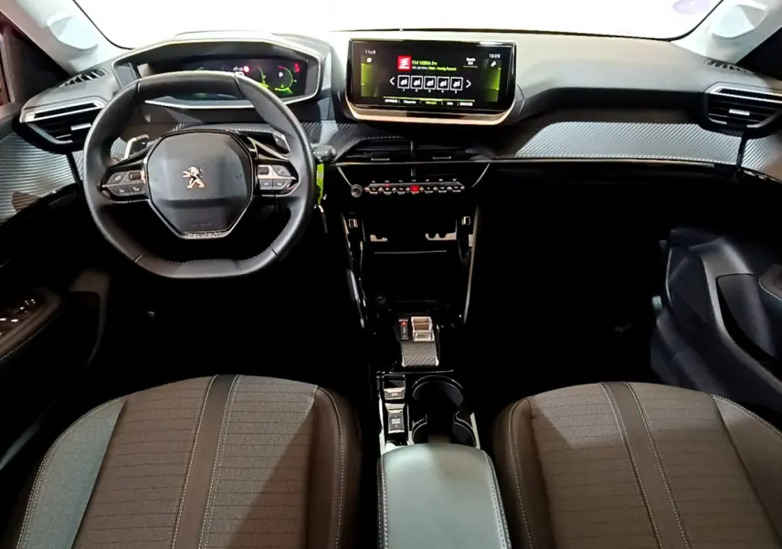 Vue intérieure avant de la Peugeot 208 2023 avec tableau de bord numérique et écran tactile central lumineux