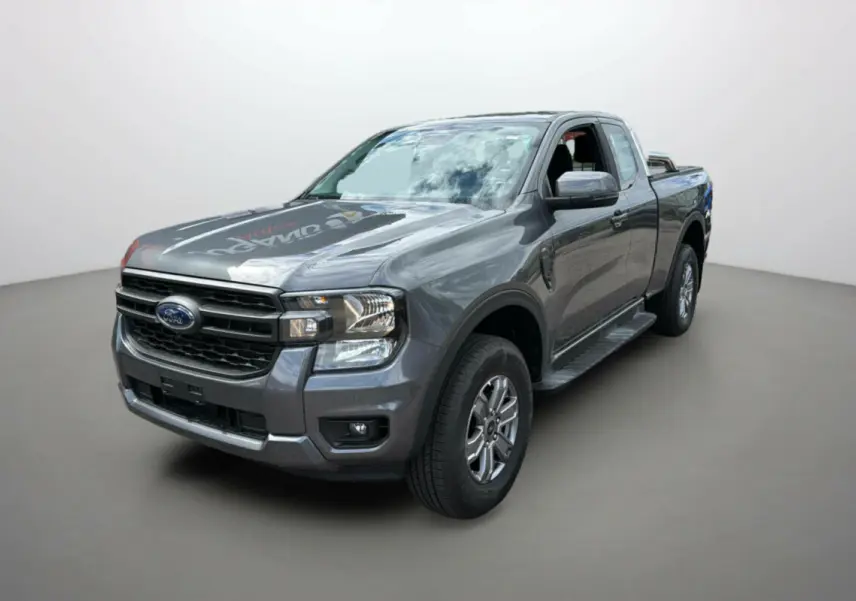 Ford Ranger 2025 gris carbone en 3/4 avant droit, avec rideau de benne et jantes alliage visibles