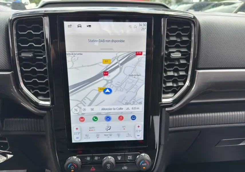 Écran central tactile avec navigation GPS et commandes climatisation du Ford Ranger gris carbone 2025 intérieur