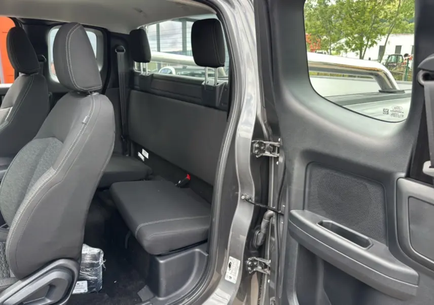 Vue intérieure côté droit du Ford Ranger 2025 gris carbone Supercab, montrant les sièges avant et banquette arrière compacte.