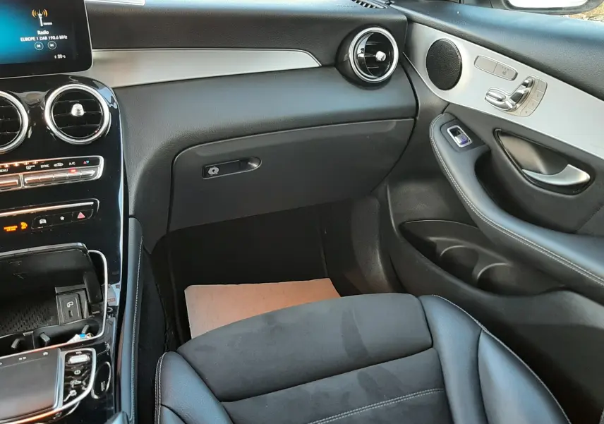 Vue rapprochée du volant noir perforé et du tableau de bord numérique d'une Mercedes GLC Coupé 300 4MATIC AMG Line 2019.