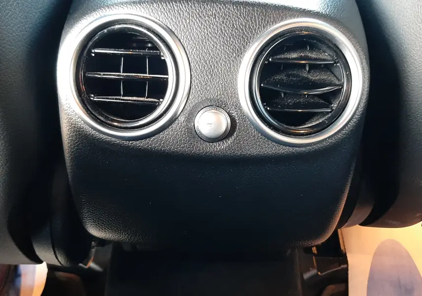 Intérieur côté passager du Mercedes GLC Coupé blanc 2019, avec sièges cuir noir et tableau de bord moderne.