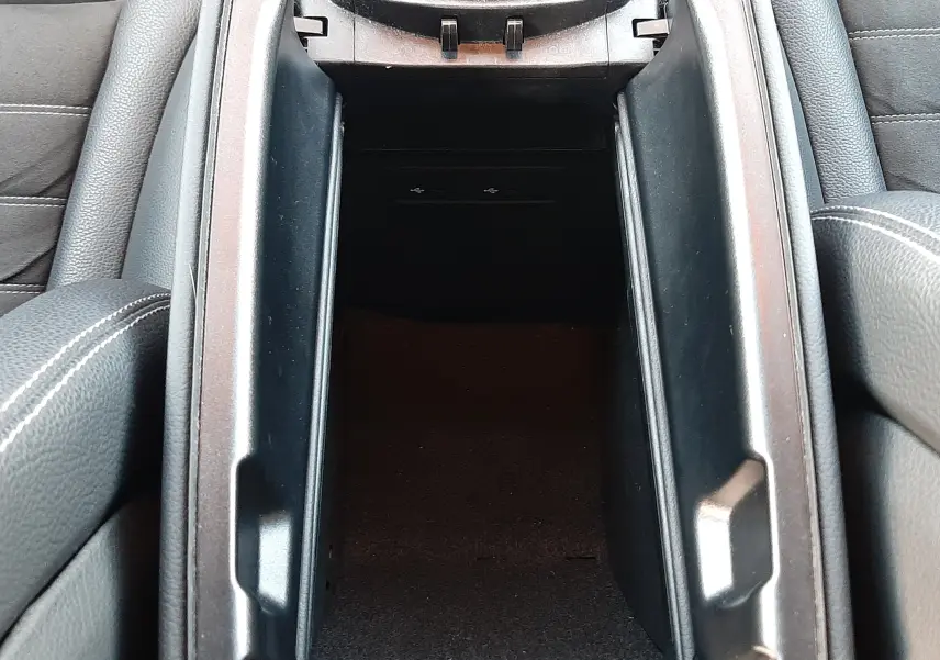 Vue plongeante sur la console centrale en cuir noir avec surpiqûres blanches de la Mercedes GLC Coupé 300 4MATIC AMG Line 2019.