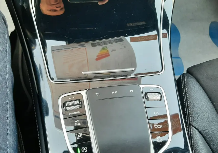 Gros plan sur la console centrale noire du Mercedes GLC Coupé 300 AMG Line, montrant porte-gobelets et prise USB.