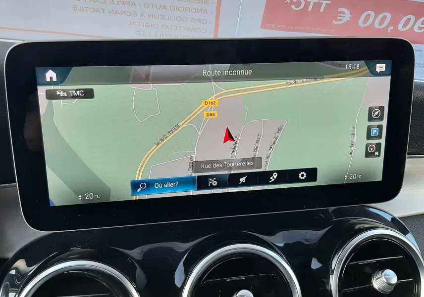 Écran tactile central du tableau de bord d'une Mercedes GLC Coupé blanche, affichant la connexion Bluetooth en cours.