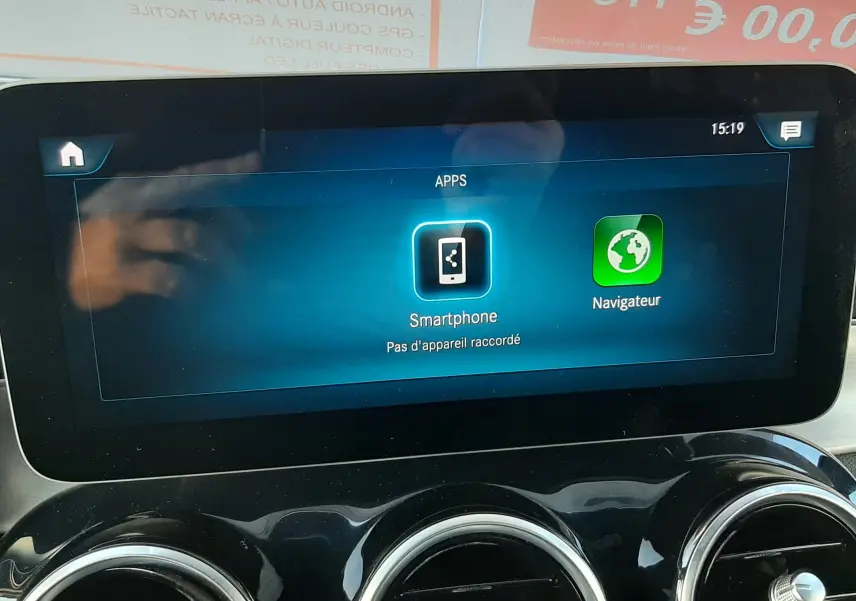 Écran central du Mercedes GLC Coupé 300 AMG Line 2019 montrant le menu d’éclairage d’ambiance avec vue intérieure du véhicule.