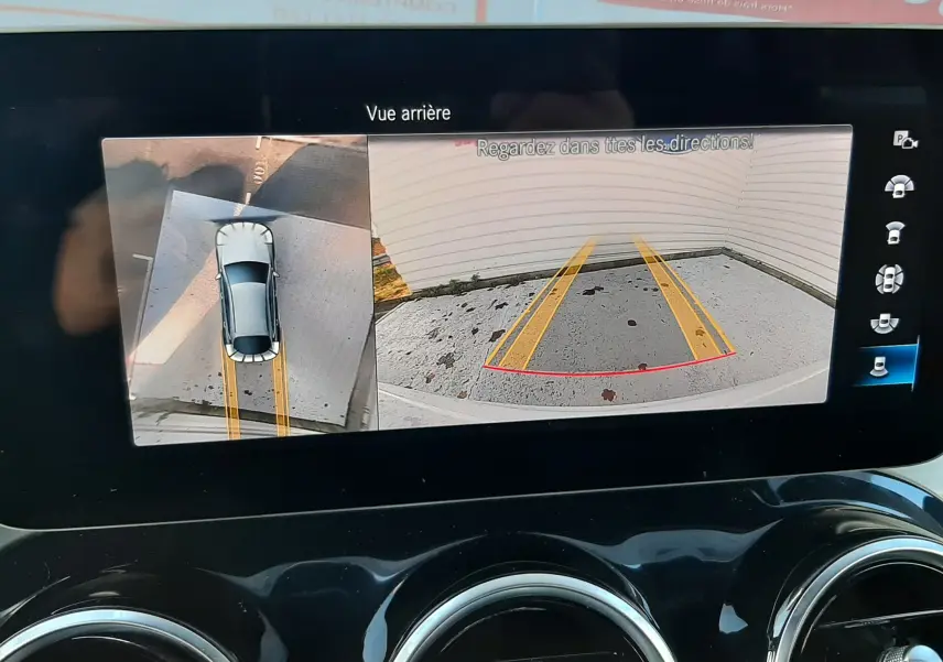 Écran multimédia affichant un menu de réglages avec une illustration 3D d’un Mercedes GLC Coupé blanc vue de trois quarts avant.