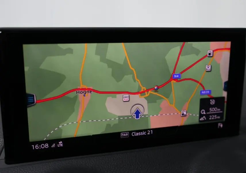 Écran GPS de l'Audi Q2 gris 2023 affichant une carte routière avec itinéraire et indications de distance.