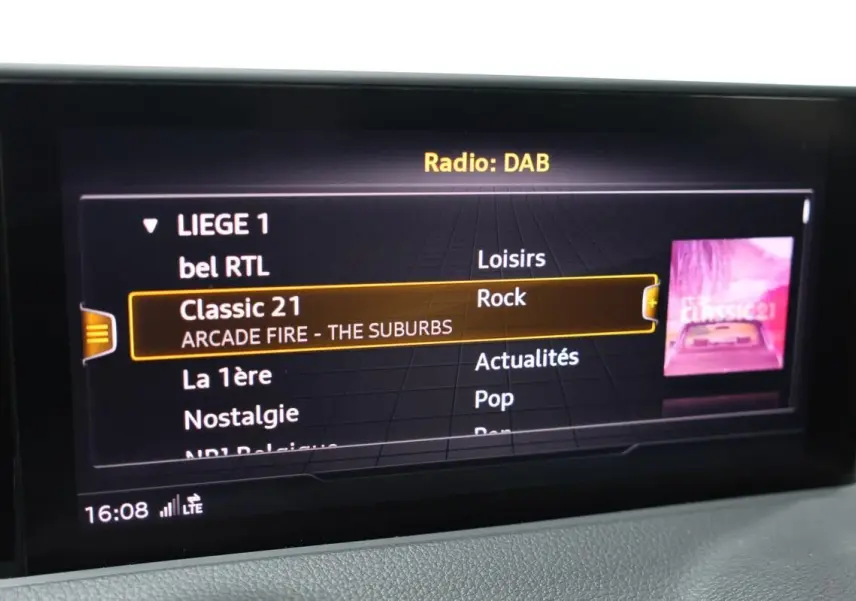 Écran central de l’Audi Q2 TFSI 110 gris, affichant la radio DAB sur la station Classic 21 en mode Rock.