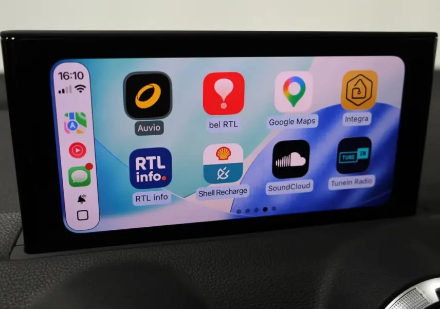 Écran tactile central de l’Audi Q2 TFSI 110 gris, affichant plusieurs applications connectées.