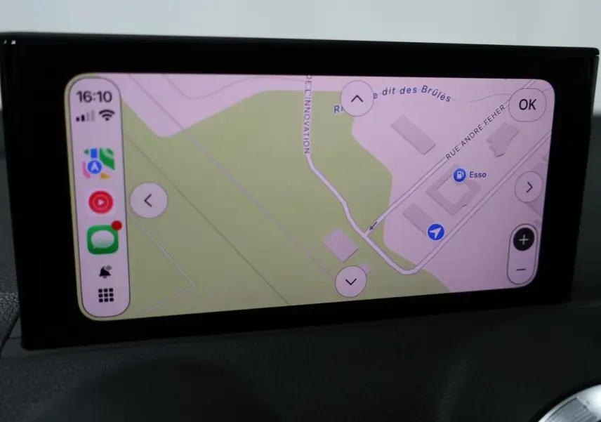 Écran GPS tactile de l’Audi Q2 TFSI 110 gris, affichant une carte avec options de navigation.