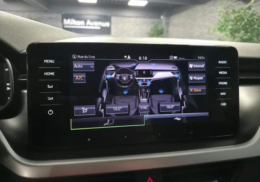 Écran tactile central affichant le contrôle de la climatisation du Skoda Kamiq gris, vue intérieure frontale.