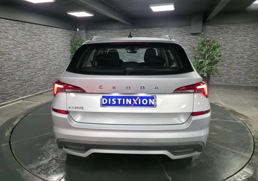 Vue arrière d'un Skoda Kamiq gris métallisé 2023 avec feux LED et plaque d'immatriculation Distinxion.