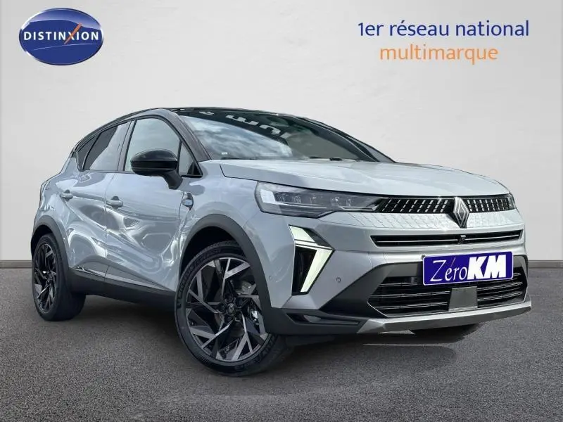 Vue 3/4 avant d'un Renault Captur 2026 gris Rafale avec toit noir, jantes noires et signature lumineuse distinctive.